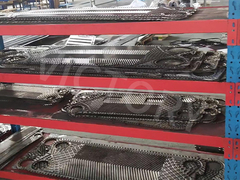 How do plate heat exchangers handle high-pressure and high-temperature environments?